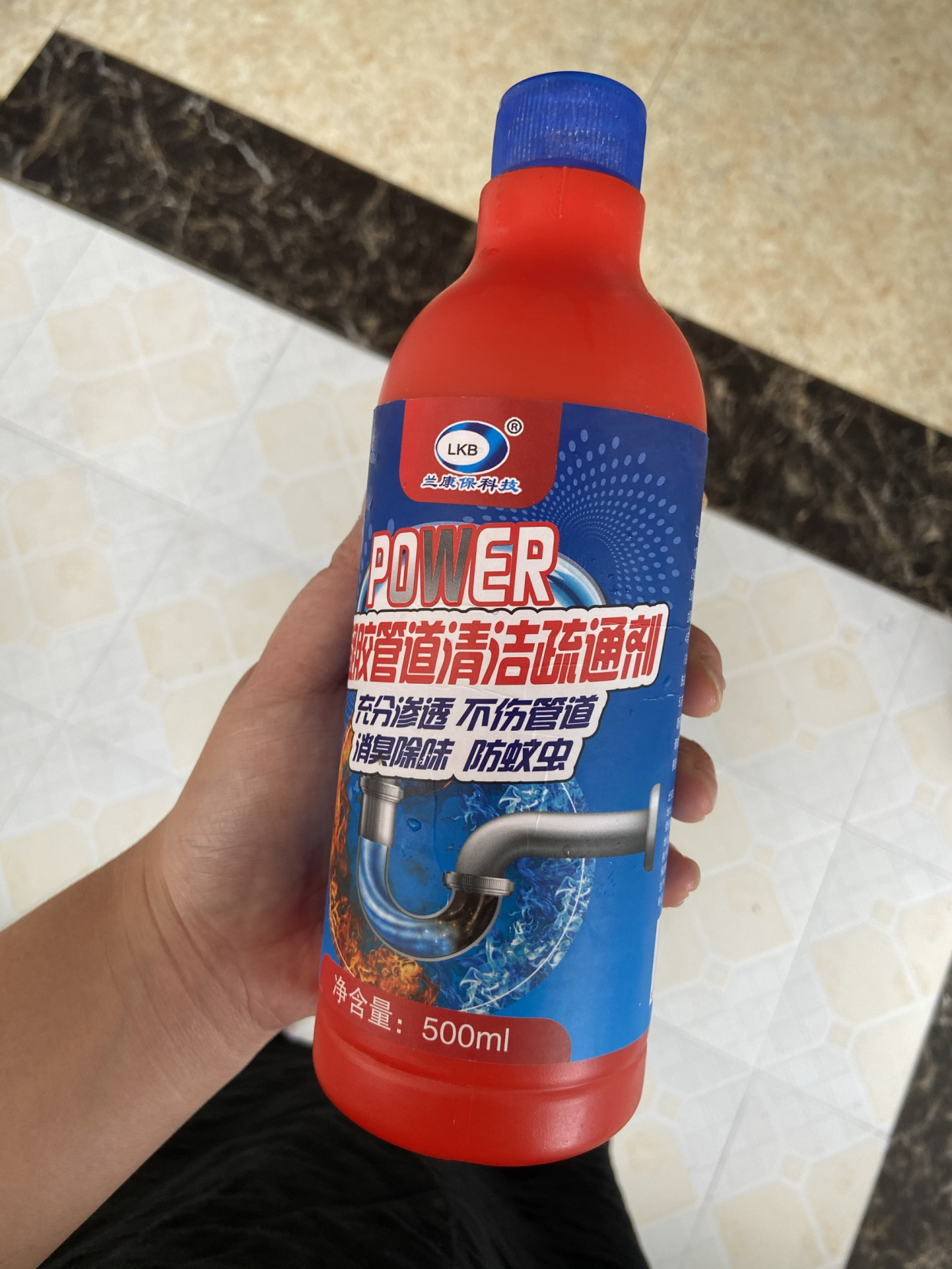 同样是小卫生间，看看人家的马桶边布置，干净利落、清清爽爽