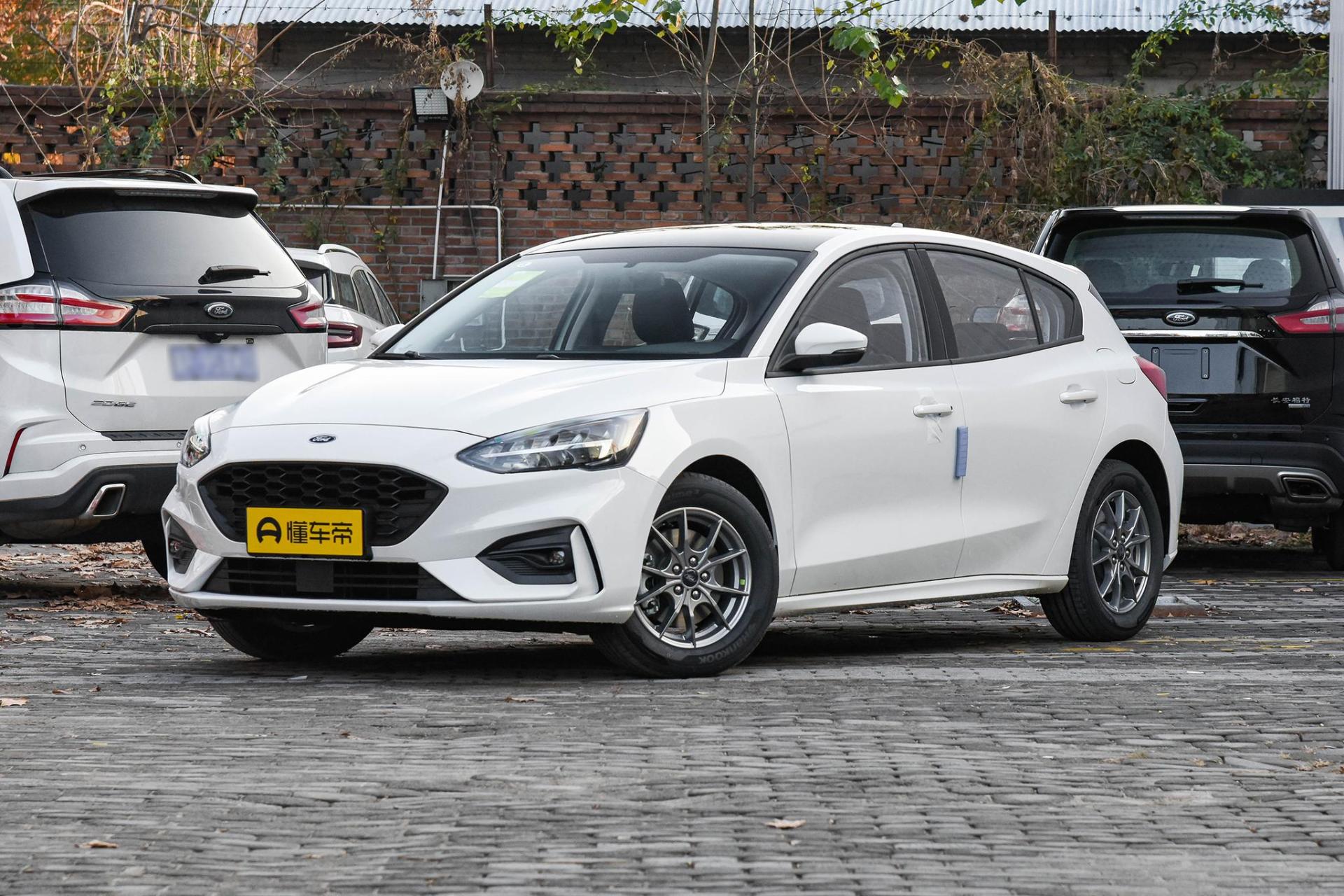 09福克斯1.8t两厢和三厢的区别,福克斯三厢买哪个版本性价比高