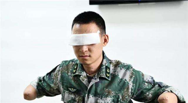 2019年八一勋章杜富国,杜富国颁发奖章全过程