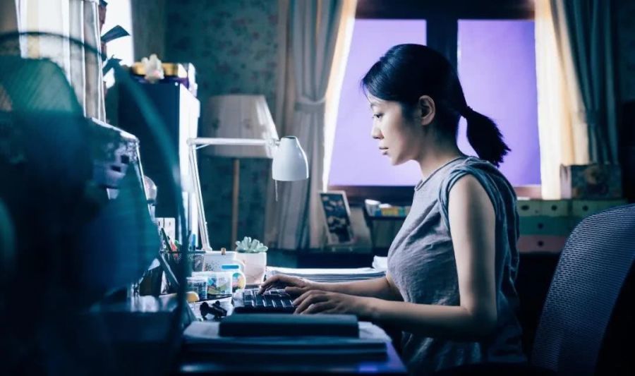 被2万块钱击垮的30岁女高管：成年人的底气，都是上班给的