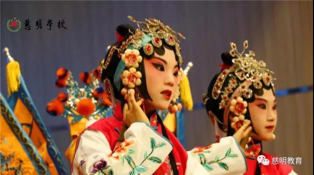 一所充满爱的学校,这是一所漂亮的学校英语