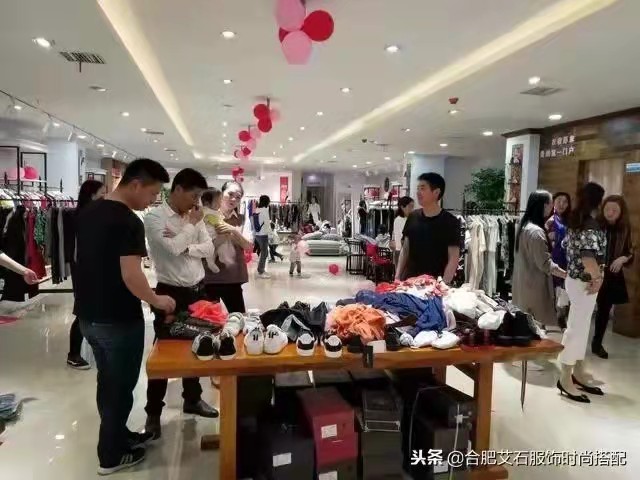 顾客推车选时尚衣服，合肥一服饰仓储零售模式走红