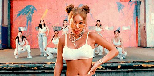 韩国性感歌手公开承认隆胸:我花自己的钱,凭什么不能露