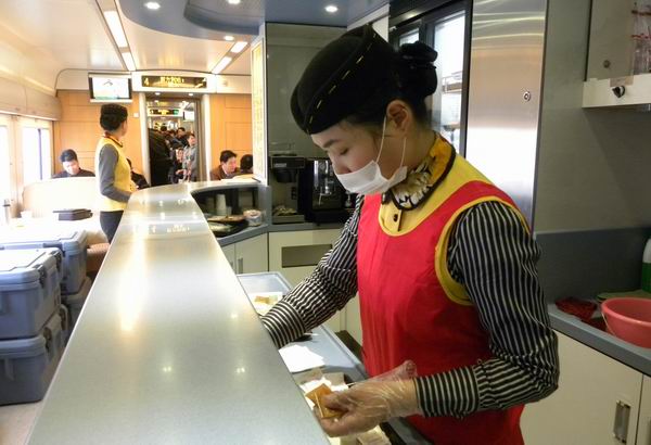 高铁餐吧服务员一份盒饭提成多少,高铁餐车服务员是干什么的