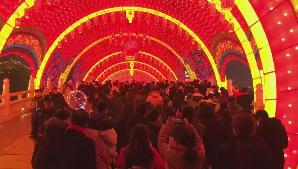 西安地铁大雁塔管控,西安地铁北大街站早晚高峰客流量