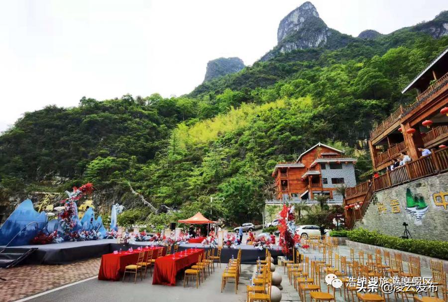 在国家4*级A**景区举行婚礼是一种怎样的体验？浩坤湖景区户外婚礼|让爱回归自然~