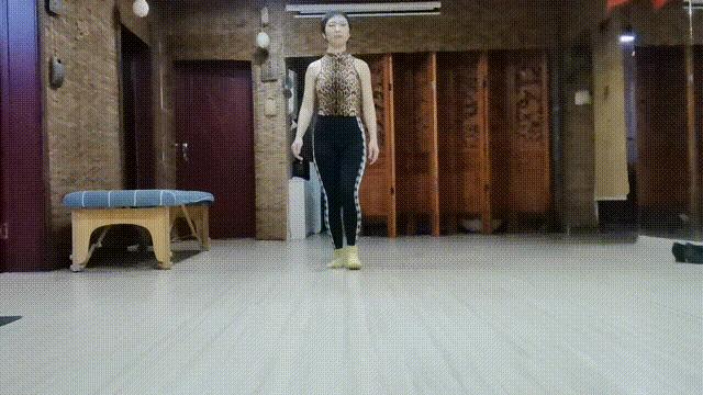 小腿外翻膝超伸如何改善,单侧膝超伸导致腿短一点