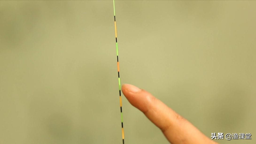 夏天钓鲫鱼，钓着钓着鱼全都上浮了咋办？2招让你找回连杆的感觉