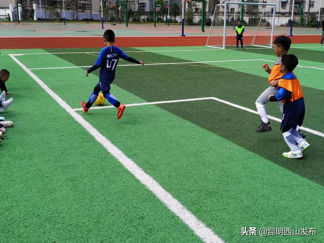 校园足球联赛充满激情,沙湾路小学班级足球联赛火热开赛