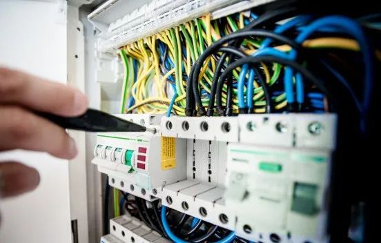 下雨墙体漏水渗水抢修报道,雨天房顶漏水急救