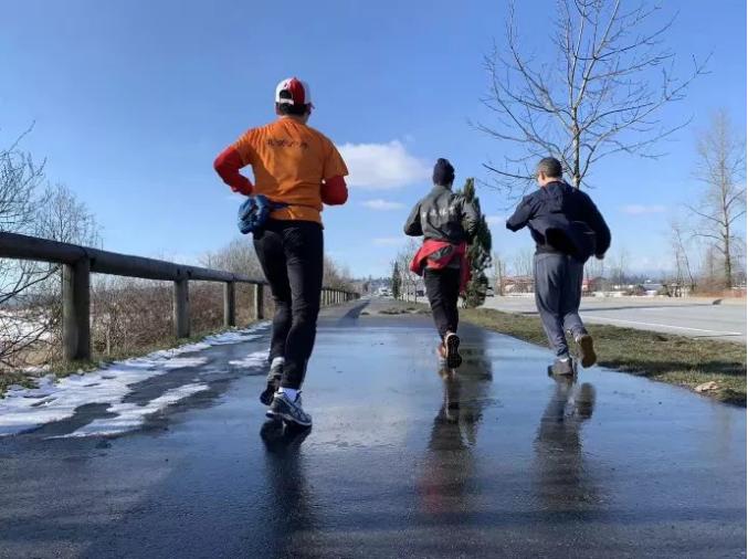 地球从南极到北极环绕一圈,地球跑一圈