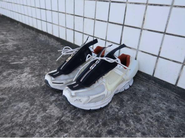 有许多配件的球鞋,拥有这些神器球鞋怎么会洗不干净