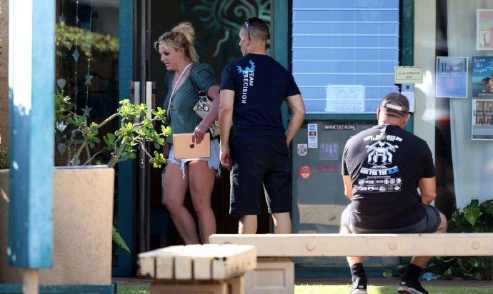 小甜甜布兰妮38岁时被父亲监督,小甜甜布兰妮父亲被截肢