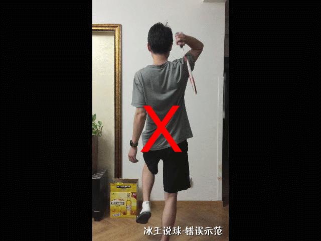 羽毛球正反手跨步跳球的挥拍动作,羽毛球挥拍技巧以及注意事项