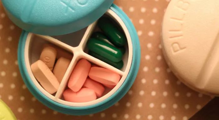 膝盖痛风快速止痛方法,痛风如何快速去肿止痛