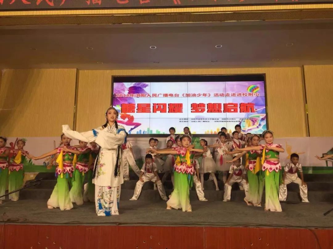 加油少年未来可期锣鼓喧天迎开学,加油少年未来可期送娃上学