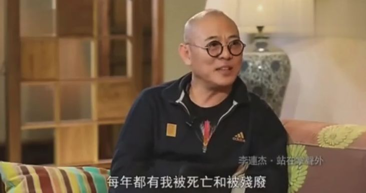 李连杰近照曝光看起来像80岁老人,李连杰显老视频