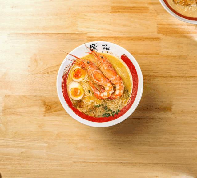 汤底浓郁的汤面,汤底浓厚