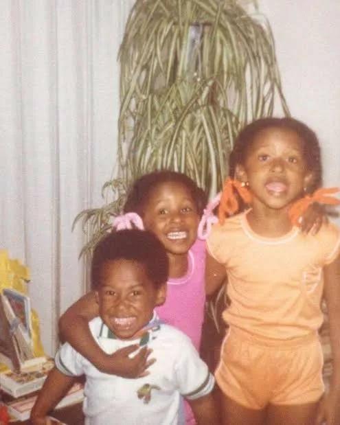 今天，我们用两部纪录片来致敬这位伟大的球员、丈夫与父亲