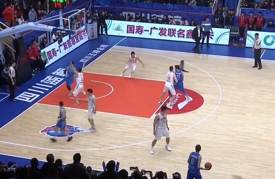 广东对战新疆cba两个人封盖周琦,cba再现绝杀