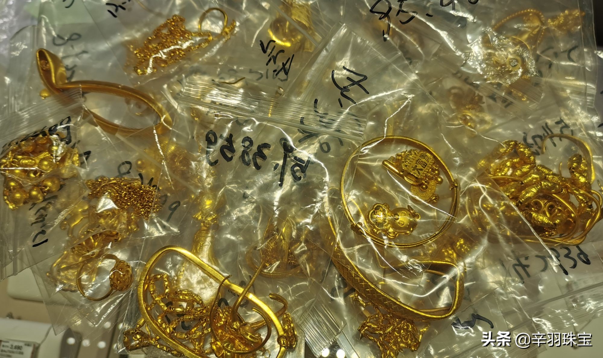 为什么买黄金首饰要掏工费,黄金首饰工费按克和件算哪个好