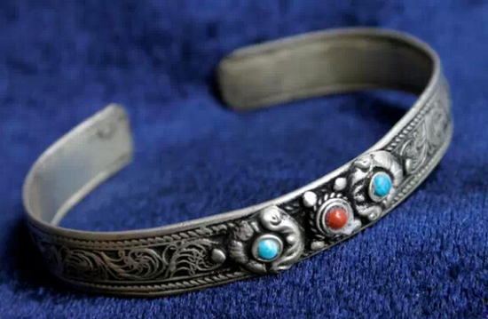 藏银苗银泰银和纯银有什么区别,苗银藏银泰银和纯银的区别