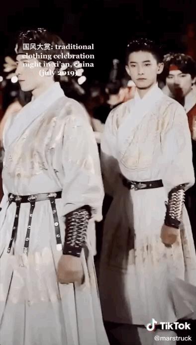 中国街拍让外国人震撼的视频,让外国人惊艳的穿着中国街拍