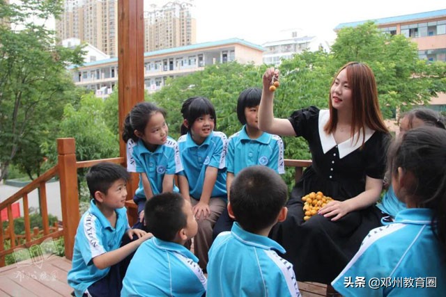 邓州市致远实验学校：桥边观鱼，竹下吟诗！真是师生进校入画来