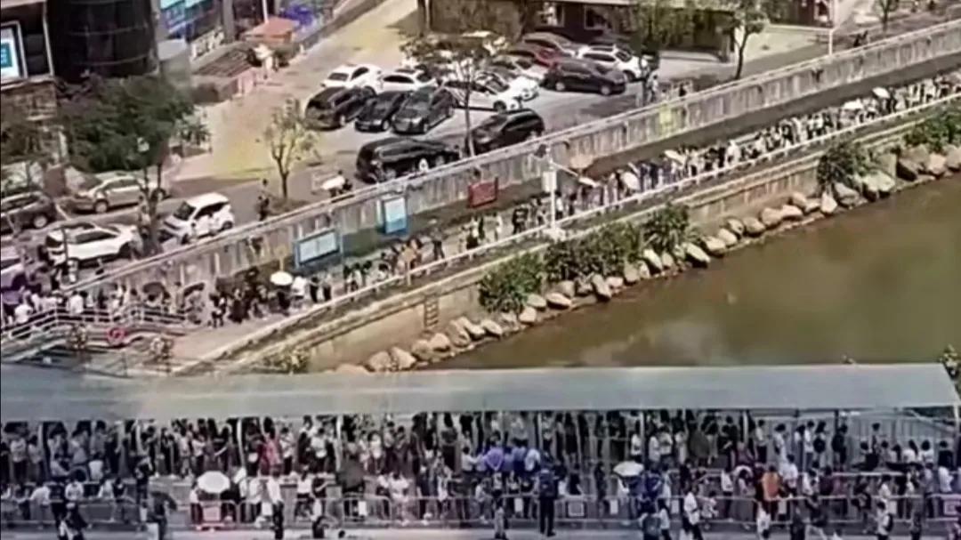 成千上万人来排队,成千上万的人排队30分钟