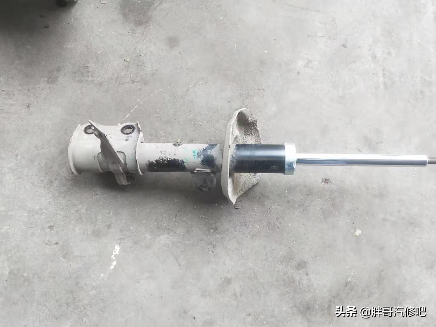 底盘减震器异响,打方向减震器响底盘异响