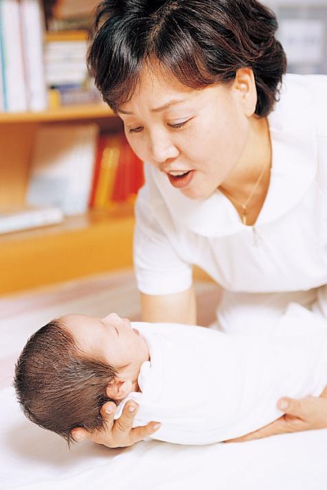 两个月新生儿爱哭,新生儿两个多月哭闹的原因是什么