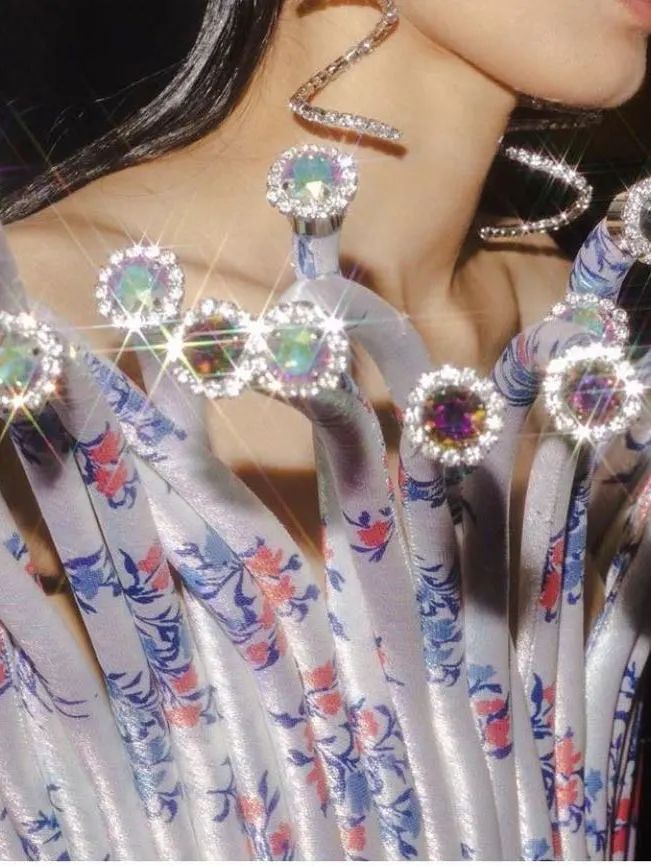 虞书欣穿的可爱灵动的衣服,自己认为适合虞书欣的衣服