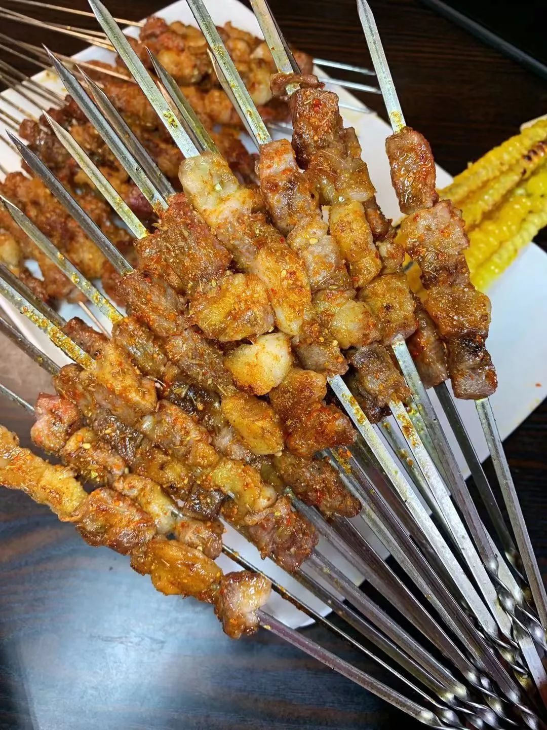 长春这家音乐串吧大块肉按斤称，崂山一元一瓶，青岛喝一箱送一箱