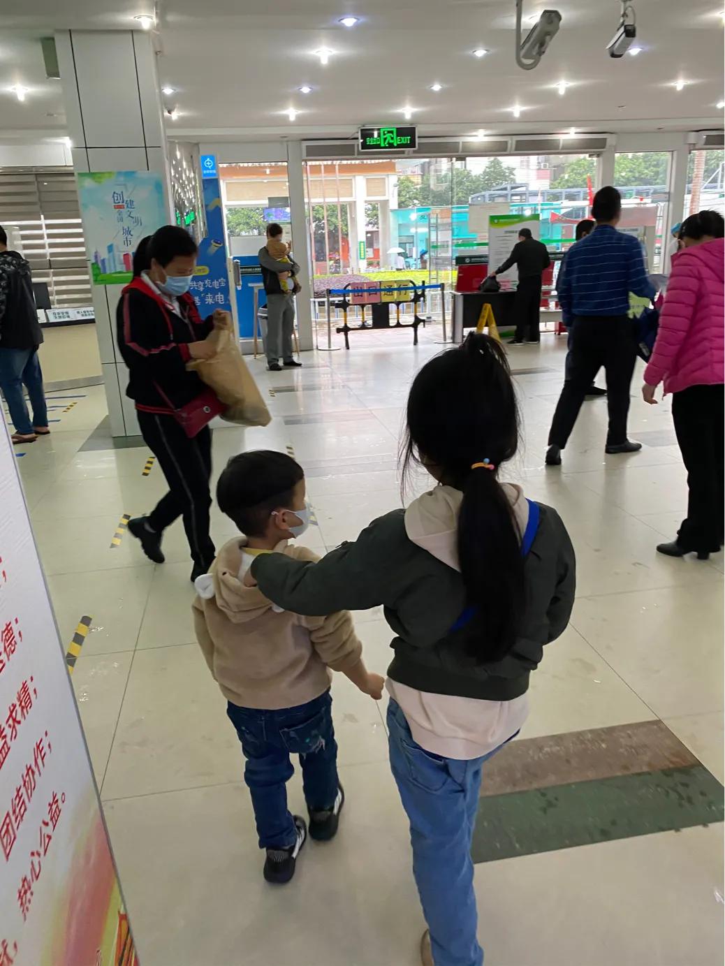 第一次左肾痛，少量积液