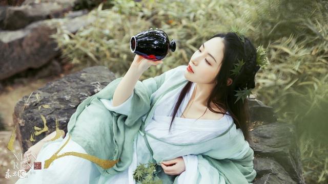 小说：离开阿依城之前，水孩子降下最大一场雨。