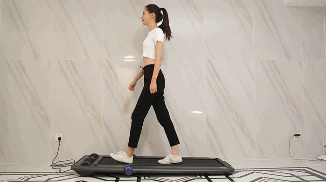 灏忛噾鏅鸿兘鎶樺彔璺戞鏈簁12pro,濂崇敓蹇箰鍚戝墠鍐茶窇姝ユ満