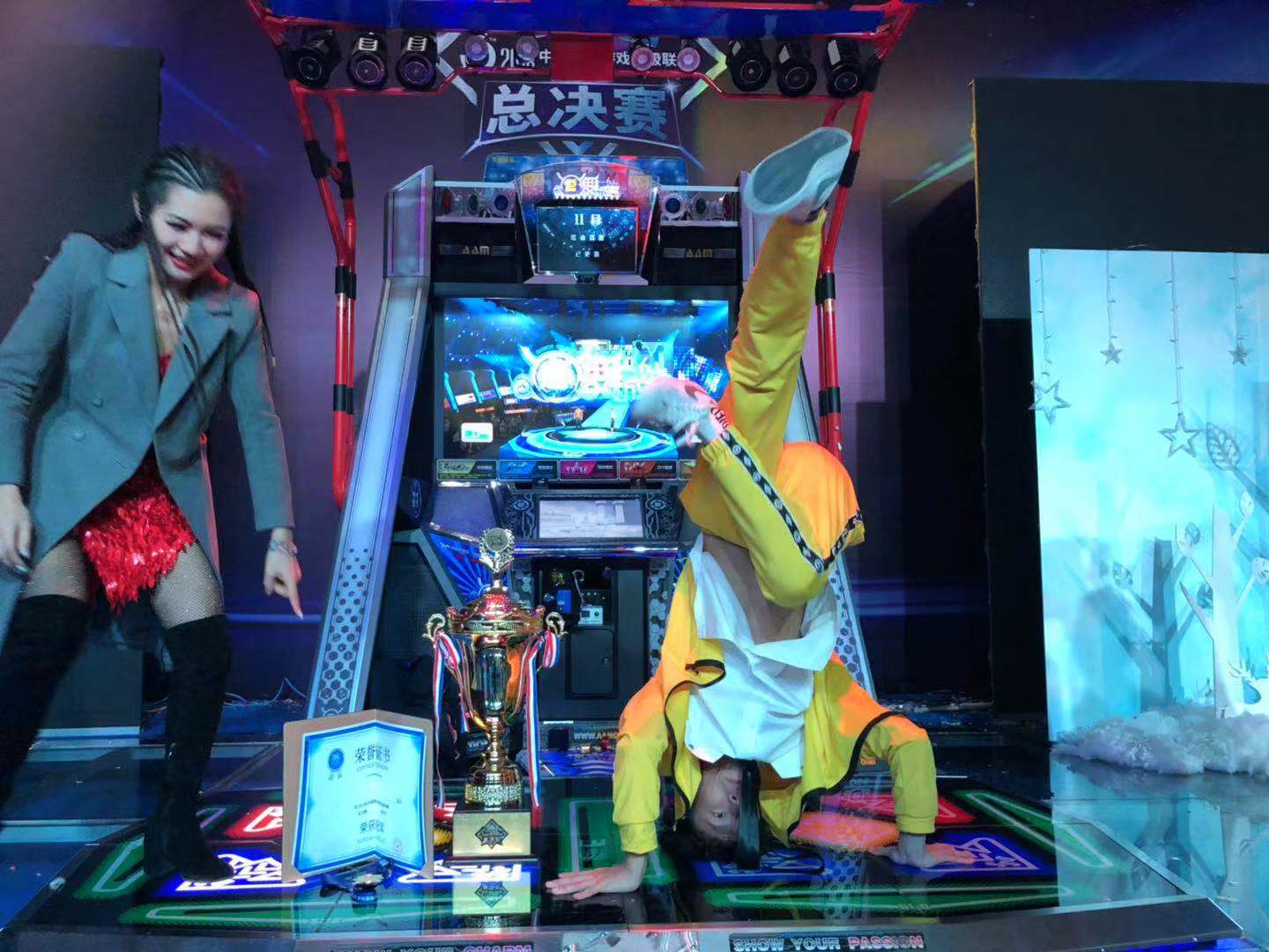 「玩出新高度」鞍山小伙跳舞机上舞出全国冠军