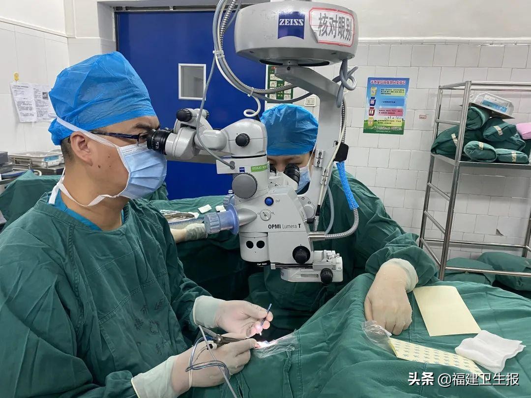 小学生课间打闹眼睛被戳伤,课间男孩被同学戳伤眼