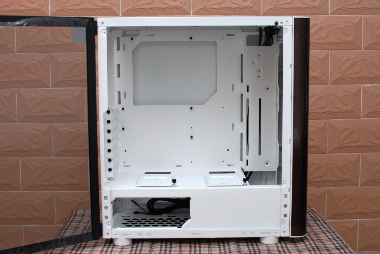 thermaltake机箱挑战者h6,真材实料看得到的产品