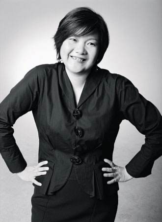 华为小公主和洪晃隔空撞衫，一个秀豪宅外的雪山，一个豪宅里遛狗