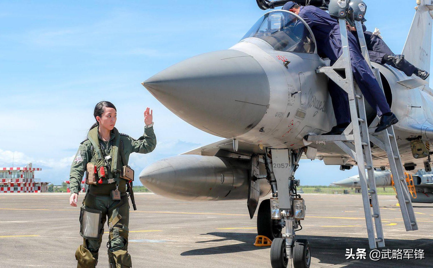 歼20战斗机飞行员的年薪,一个优秀的战斗机飞行员年薪多少