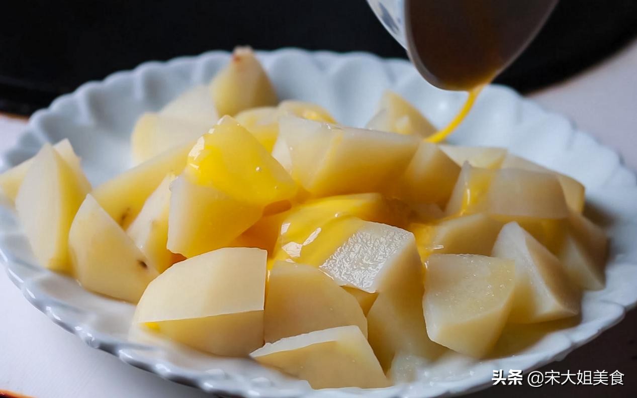 土豆切丝上锅蒸熟再炒怎样做,一个块状土豆如何切成土豆丝