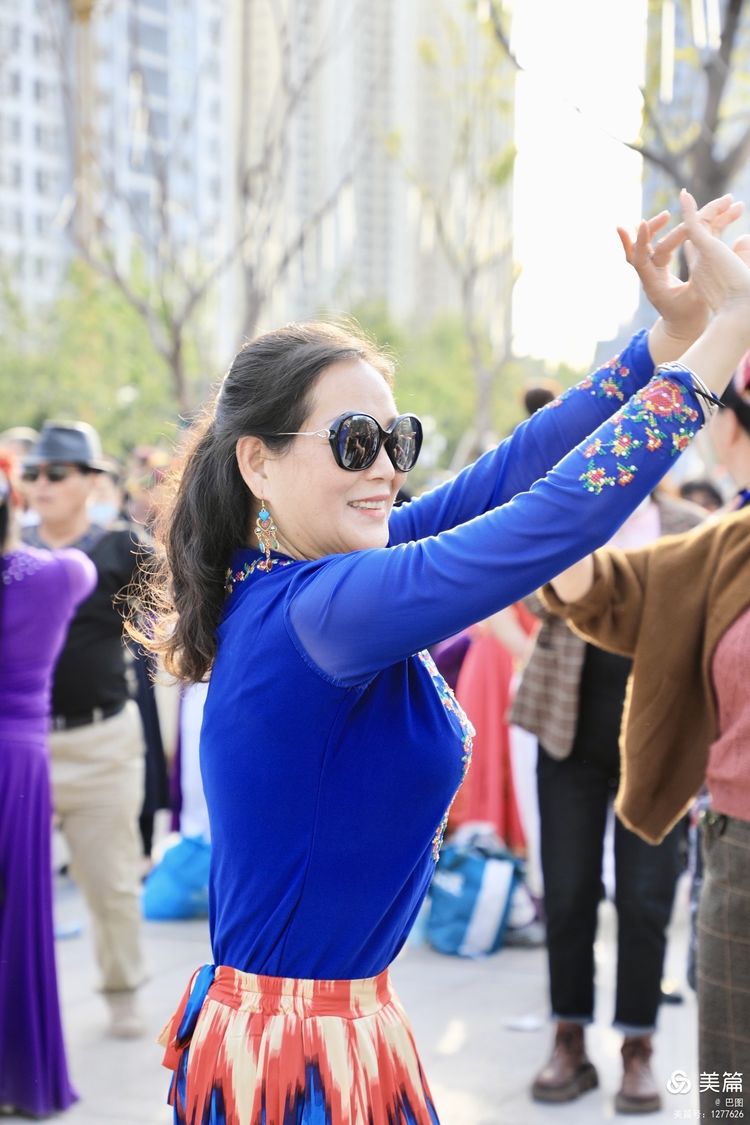 洛阳牡丹广场：*疆新**舞大联欢