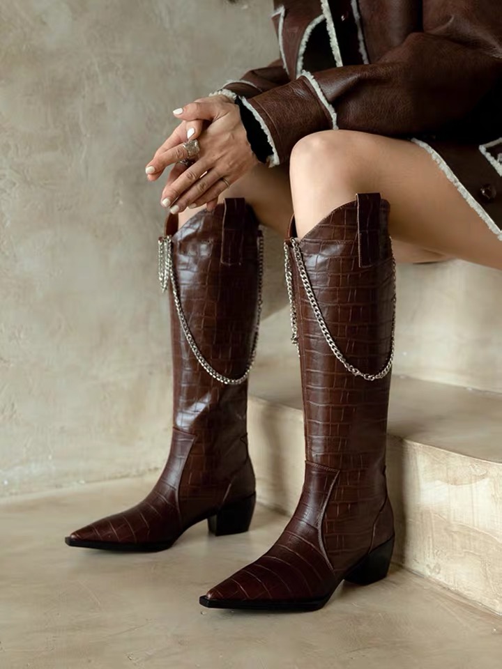 白色长款羽绒服搭白色短靴好看么,今年穿羽绒服就别配短靴了