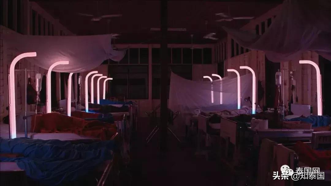 被士兵“上身”的年轻女巫，为何要去舔舐老女人伤痕累累的大腿？