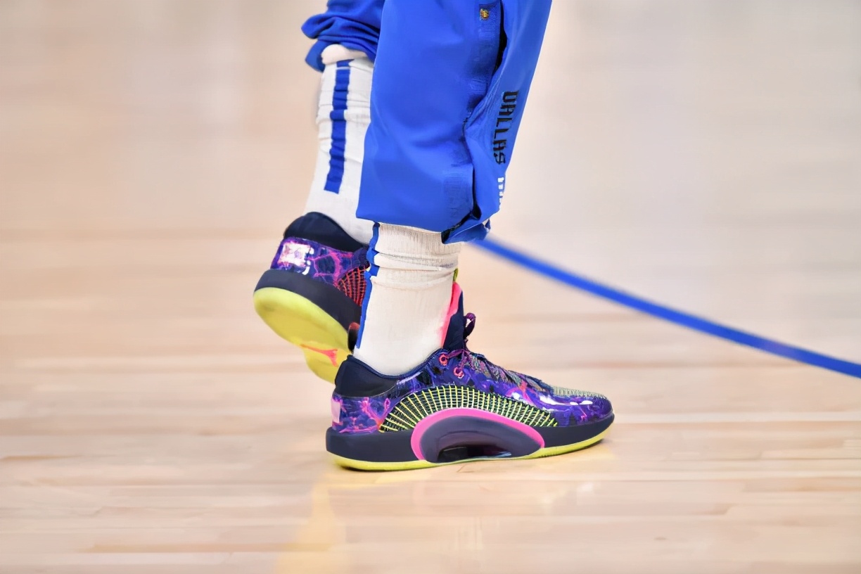nba球星上脚安踏野球帝联名鞋,安踏携欧文新配色亮相