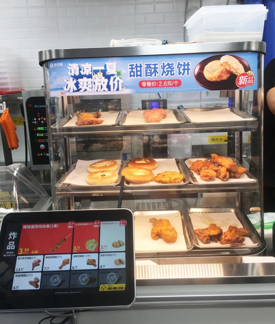 特写|郑州便利店上演“贴身战”，鲜食成各家的“头号*器武**”