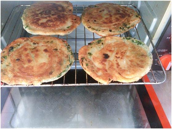 不用排队了！上海阿大葱油饼在家就能做，个个香酥脆，孩子抢着吃