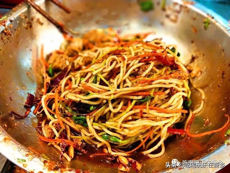 街边小吃摊美食推荐新乡西大街,学生时代的回忆美食街