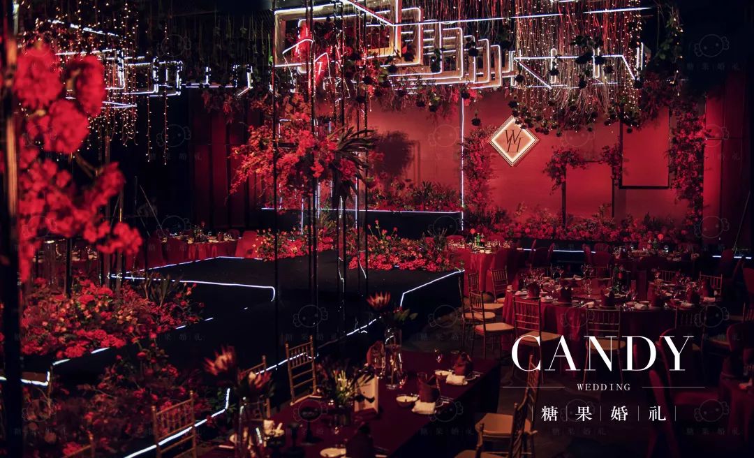 整场婚礼都是静谧深沉的红与黑在空间的碰撞,神秘而高级